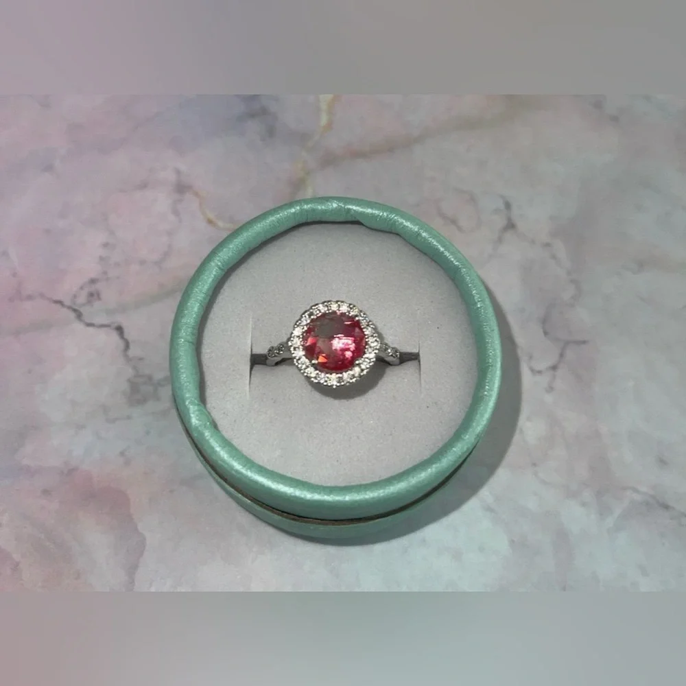 RBP2856 Main Stone: Lab Created Pink Ombre Crystal Matérials: Rhodium Plate Sz 9
